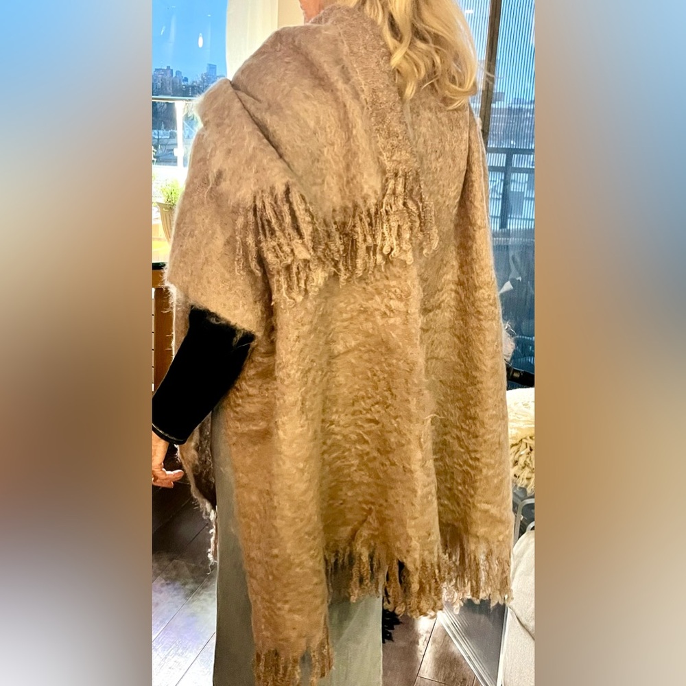 NWT KID MOHAIR CAPE ONE SIZE FITS ALL Animal lovers’ fur. Price firm